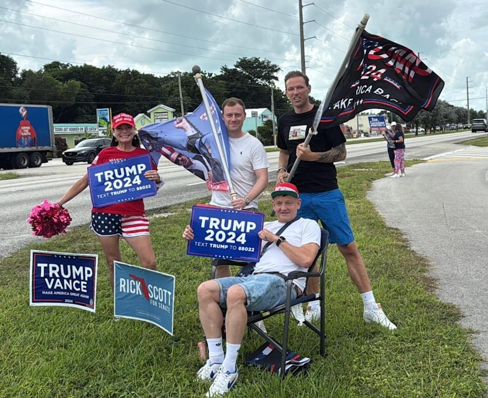 Jan-Wenzel Schmidt (Zweiter von links), Philipp-Anders Rau und Kay Gottschalk (sitzend) in Florida.