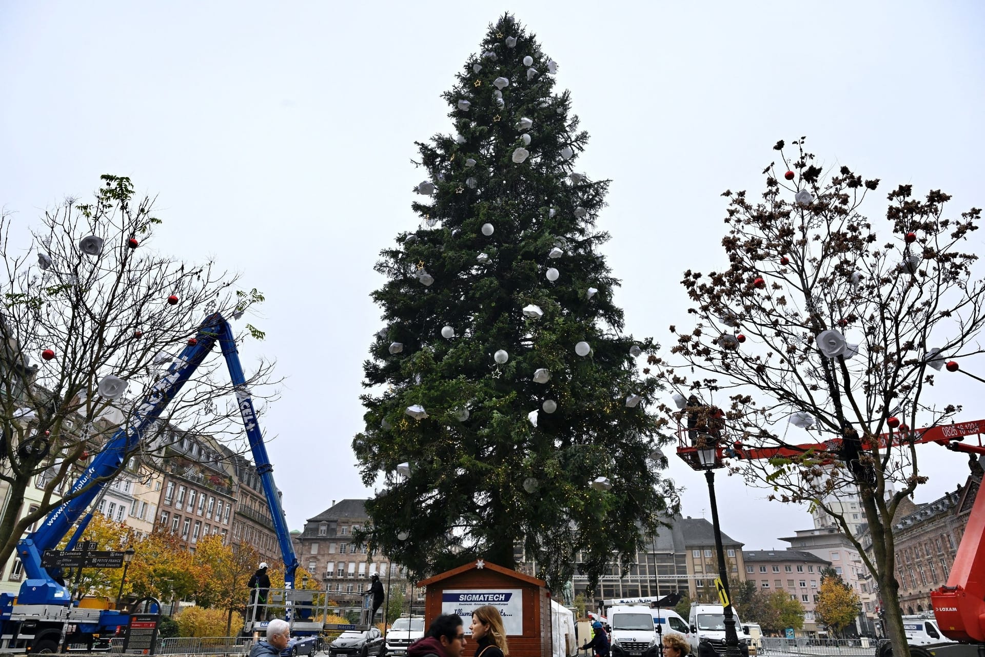 Weihnachtsbaum wird in einer Stadt aufgebaut (Symbolbild): In Delmenhorst hat es zwei Anläufe gebraucht.