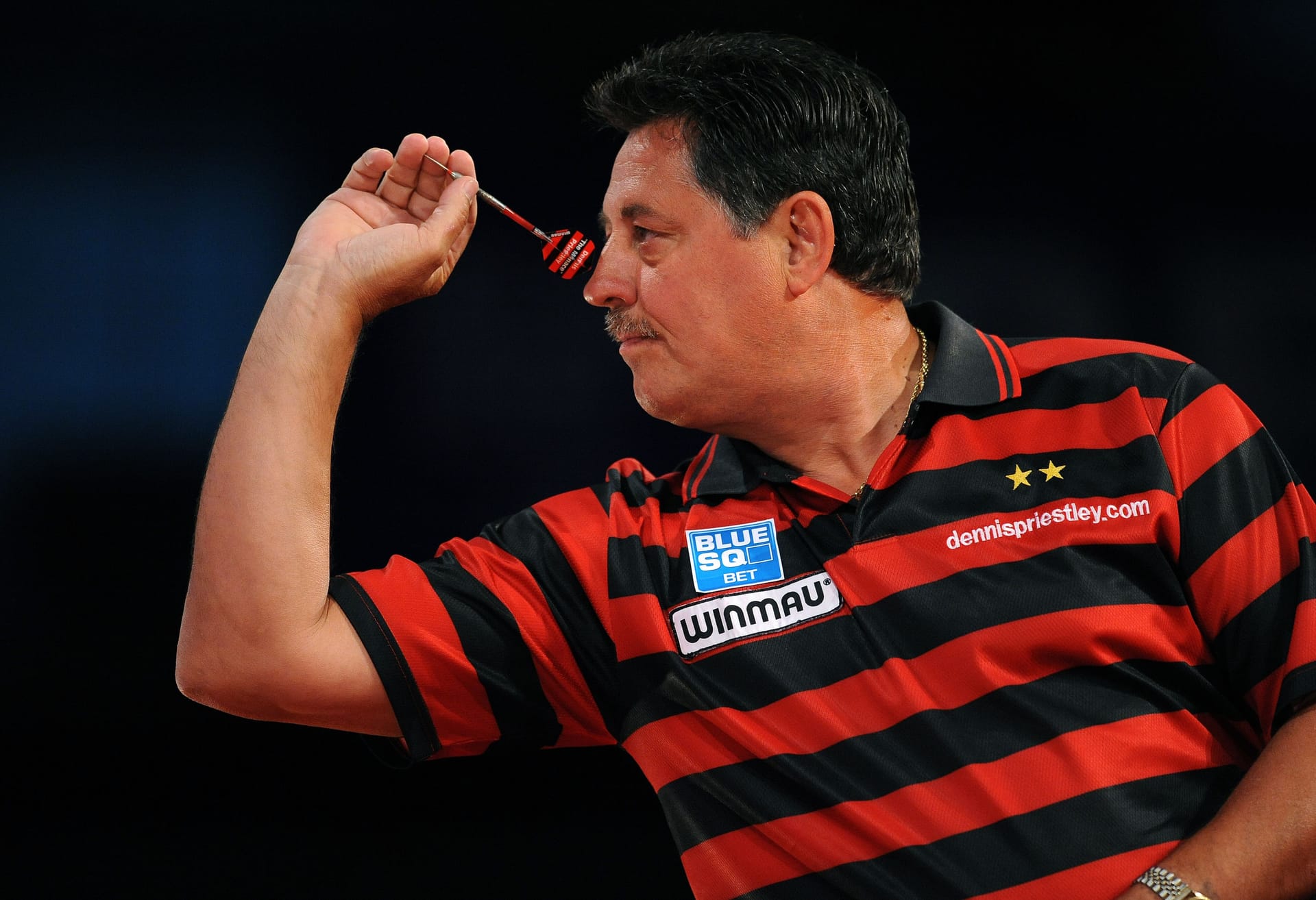 3. Eric "The Crafty Cockney" Bristow (1976–2000) war der erste Superstar des Dartsports. Mit 5 Weltmeistertiteln (1980, 1981, 1984, 1985, 1986) und 5 World Masters prägte er die 1980er Jahre. Sein selbstbewusstes Auftreten und seine Fähigkeit, unter Druck zu gewinnen, machten ihn zu einer charismatischen Figur, die das Spiel populär machte. Bristow war außerdem der Mentor von Phil Taylor und spielte eine entscheidende Rolle dabei, den Dartsport auf ein professionelles Niveau zu heben.