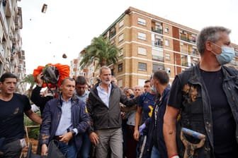 Der spanische König Felipe VI. wurde bei seiner Ankunft in der Region Valencia mit Dreck beworfen.