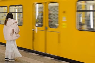 Linie U5 im U-Bahnhof Museumsinsel (Archivbild): Die Verkehrs-Expertin der Grünen in Berlin, Amtje Kapek, fordert in den S- und U-Bahnen Waggongs nur für Frauen.