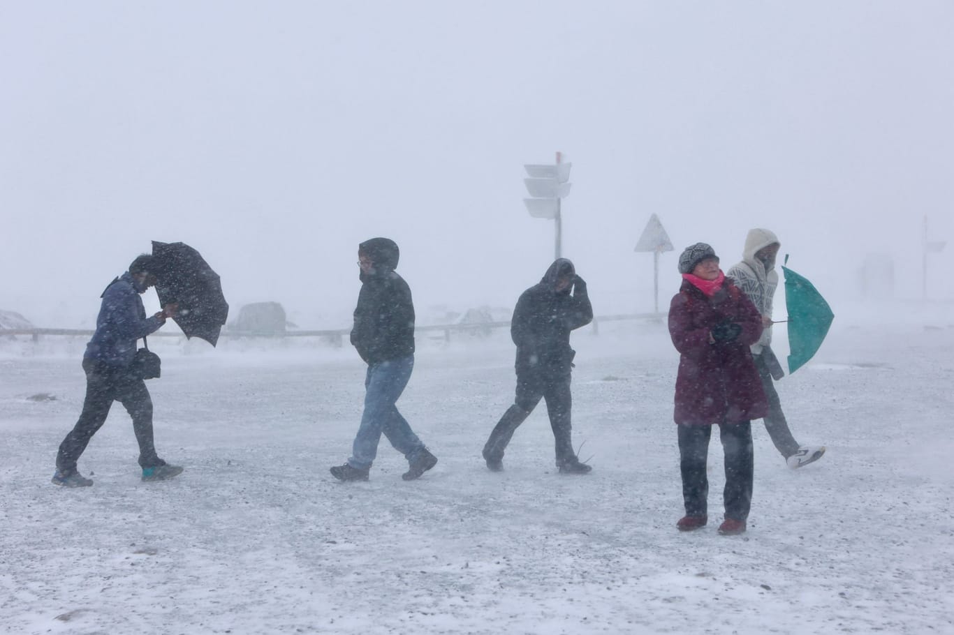 Wintereinbruch auf dem Brocken (Archivbild): Wanderer sind bei frostigen Temperaturen und Wind unterwegs.