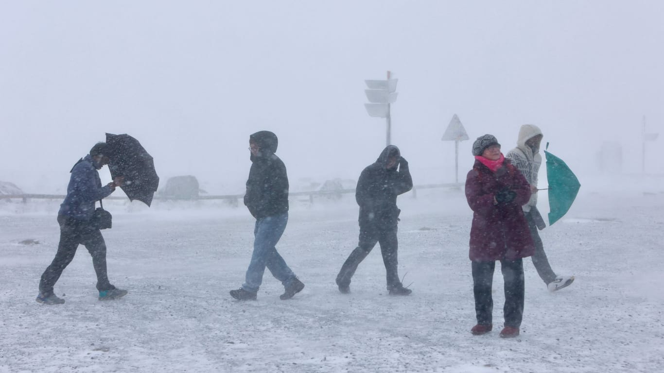 Wintereinbruch auf dem Brocken (Archivbild): Wanderer sind bei frostigen Temperaturen und Wind unterwegs.