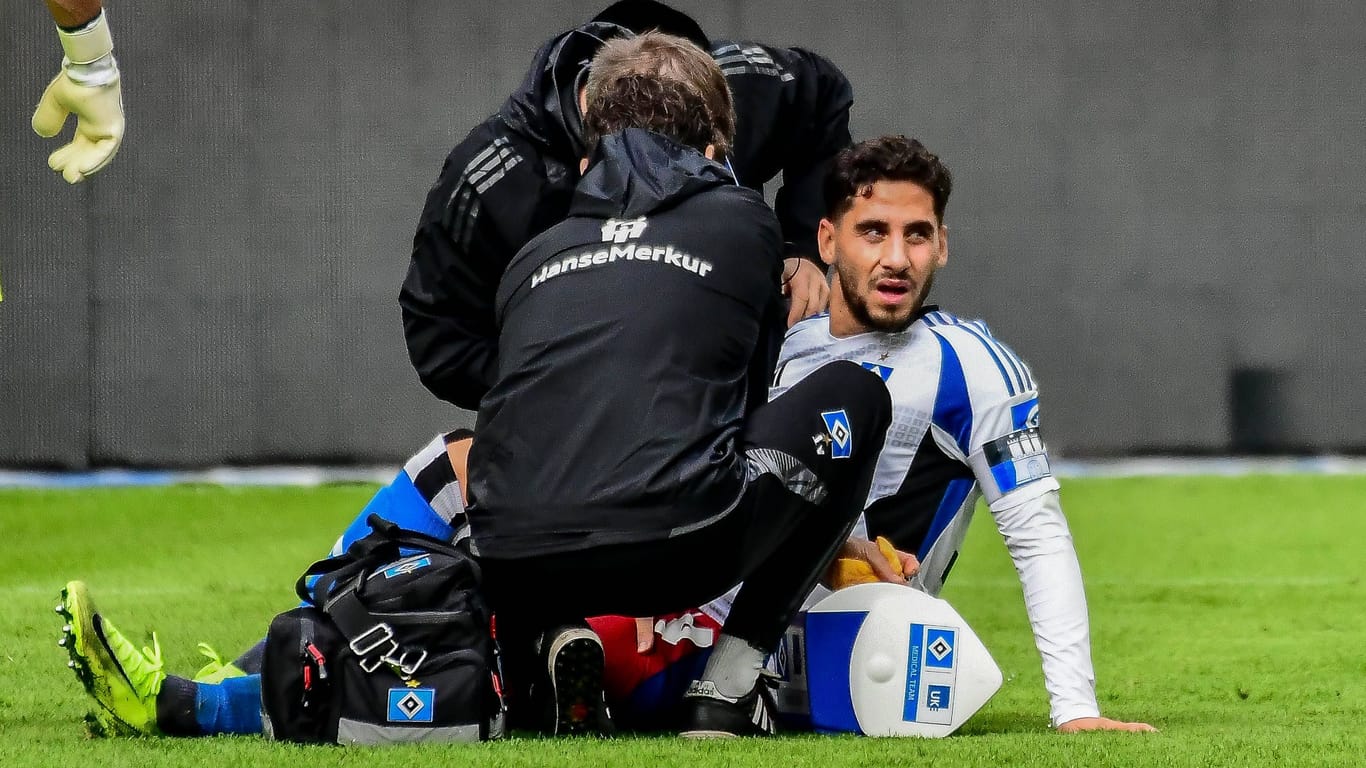 Ludovit Reis (r.) wird behandelt: Der HSV muss mehrere Wochen auf den Niederländer verzichten.