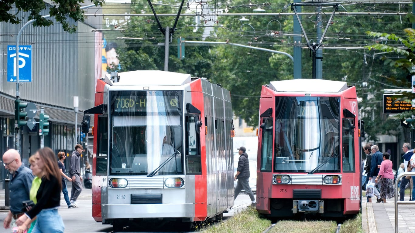 Menschen queren die Gleise der Straßenbahn an der Berliner Allee in Düsseldorf (Archivbild): Dort kam es zu dem Unfall.