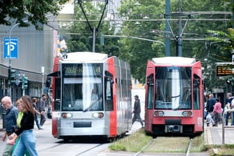 Menschen queren die Gleise der Straßenbahn an der Berliner Allee in Düsseldorf (Archivbild): Dort kam es zu dem Unfall.