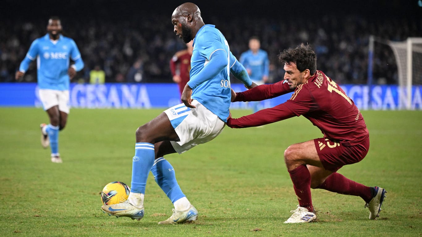 Romelu Lukaku (l.) im Duell mit Mats Hummels.