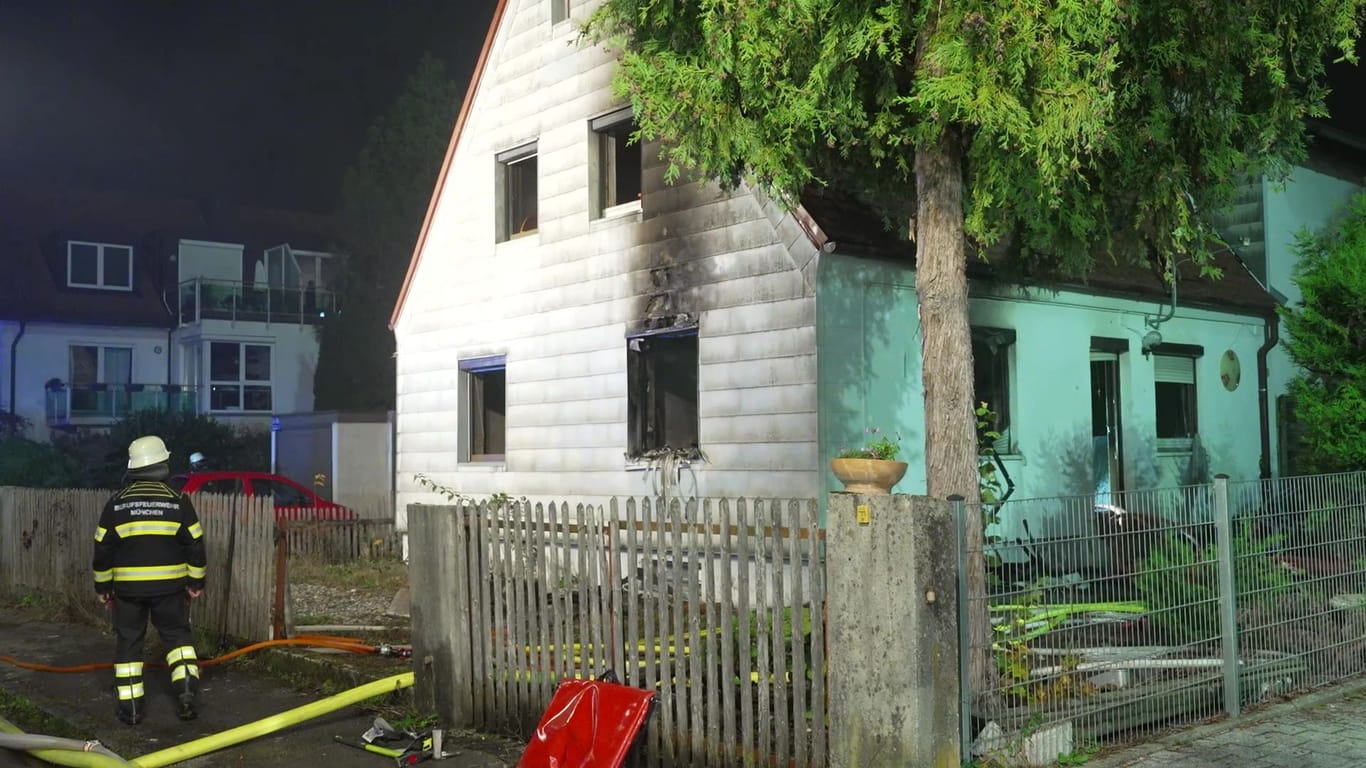 Die Feuerwehr hatte den Brand schnell unter Kontrolle. Das Haus ist nicht mehr bewohnbar.