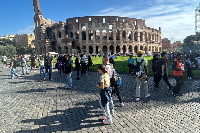 Touristen vor dem Kolosseum in Rom (Archivbild).