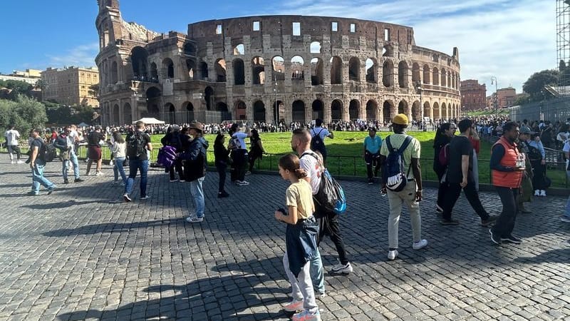 Touristen vor dem Kolosseum in Rom (Archivbild).