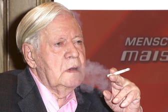 Rauchte auch in TV-Studios: Helmut Schmidt (Archivbild).