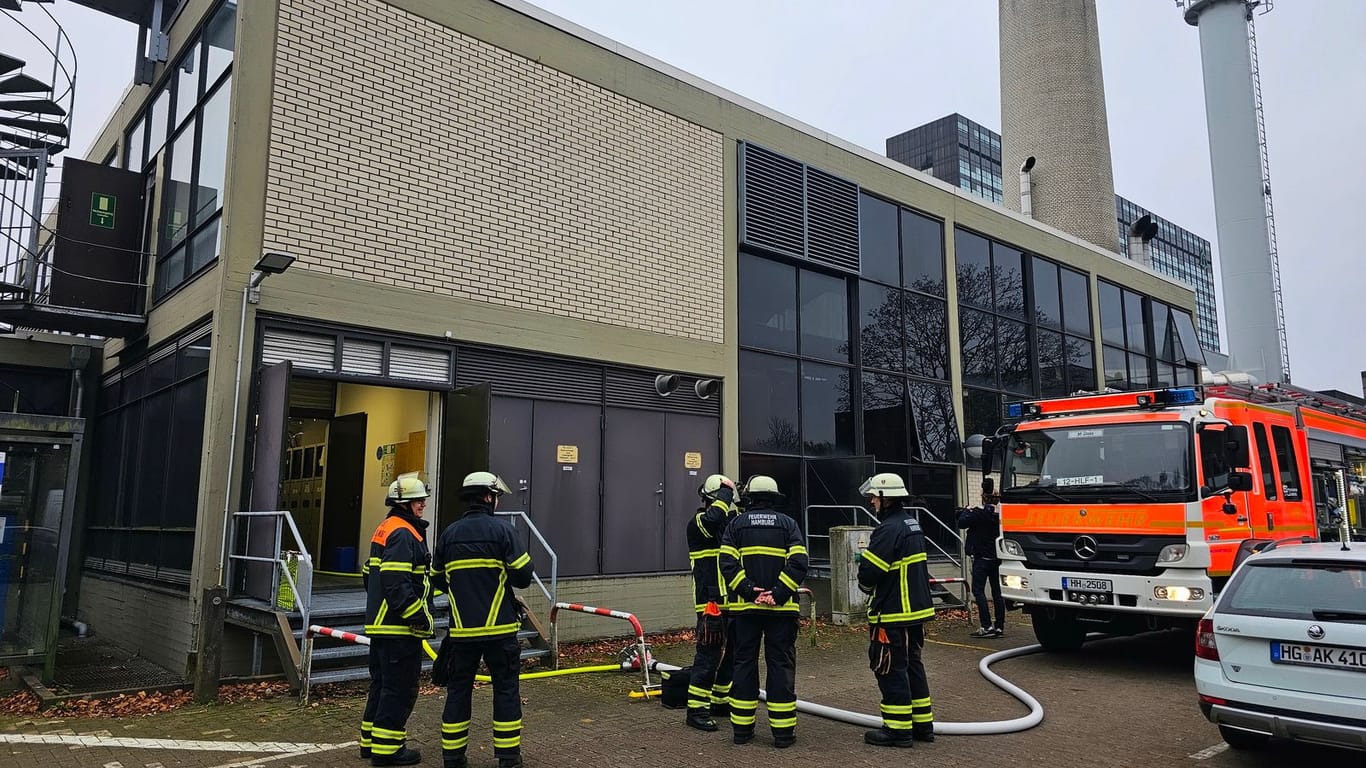 Die Hamburger Feuerwehr ist mit einem Großaufgebot zum AK Altona ausgerückt.