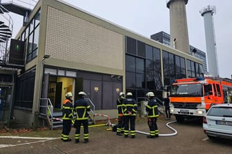 Die Hamburger Feuerwehr ist mit einem Großaufgebot zum AK Altona ausgerückt.