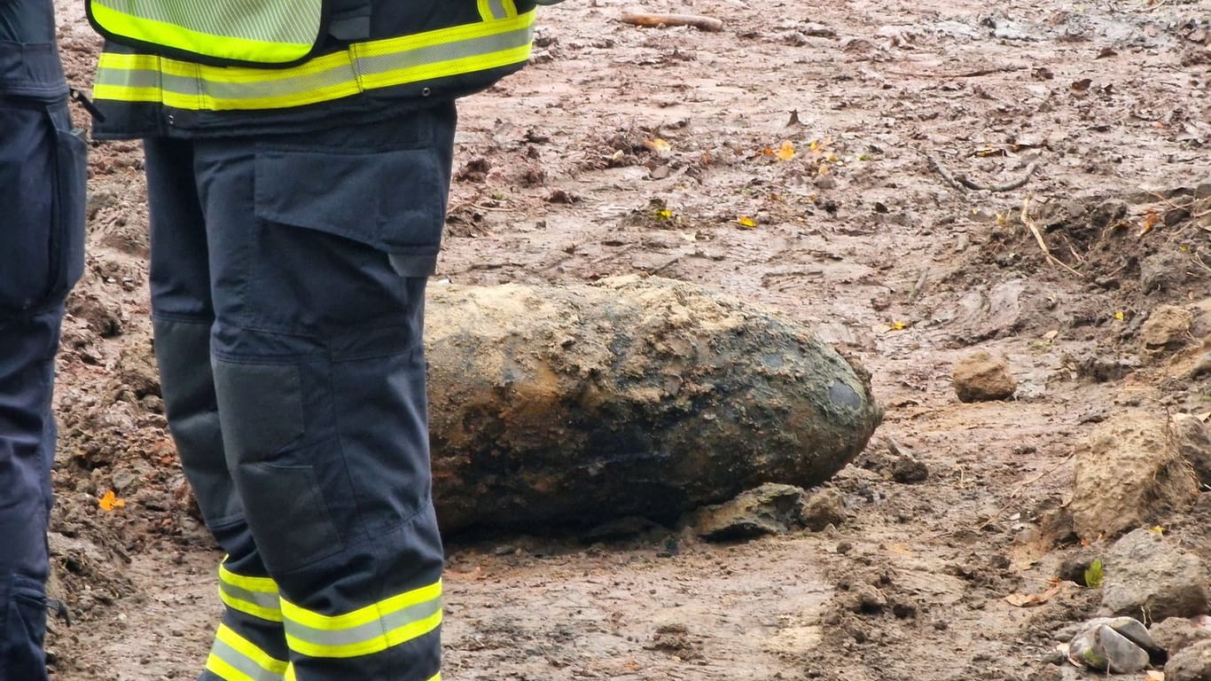 Im Rothenhäuser Damm ist eine Bombe entdeckt worden: Der Kampfmittelräumdienst der Feuerwehr Hamburg ist vor Ort.