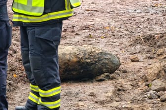 Im Rothenhäuser Damm ist eine Bombe entdeckt worden: Der Kampfmittelräumdienst der Feuerwehr Hamburg ist vor Ort.