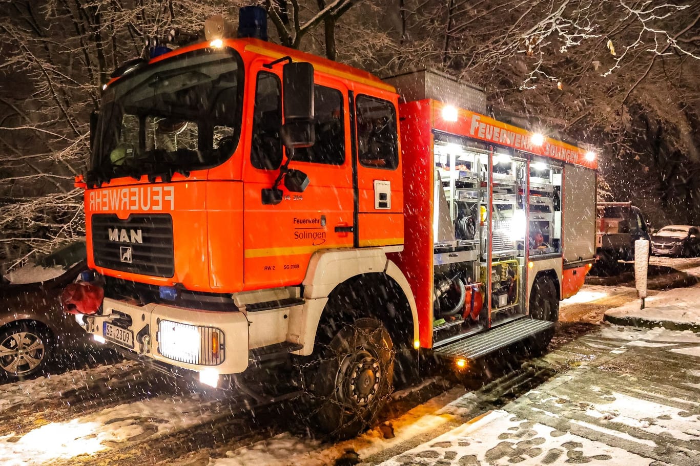 Feuerwehrauto im Schnee-Einsatz: Auch in NRW kam Schnee herunter, wie hier in Solingen. Aber im Süden wird es nun um einiges heftiger.