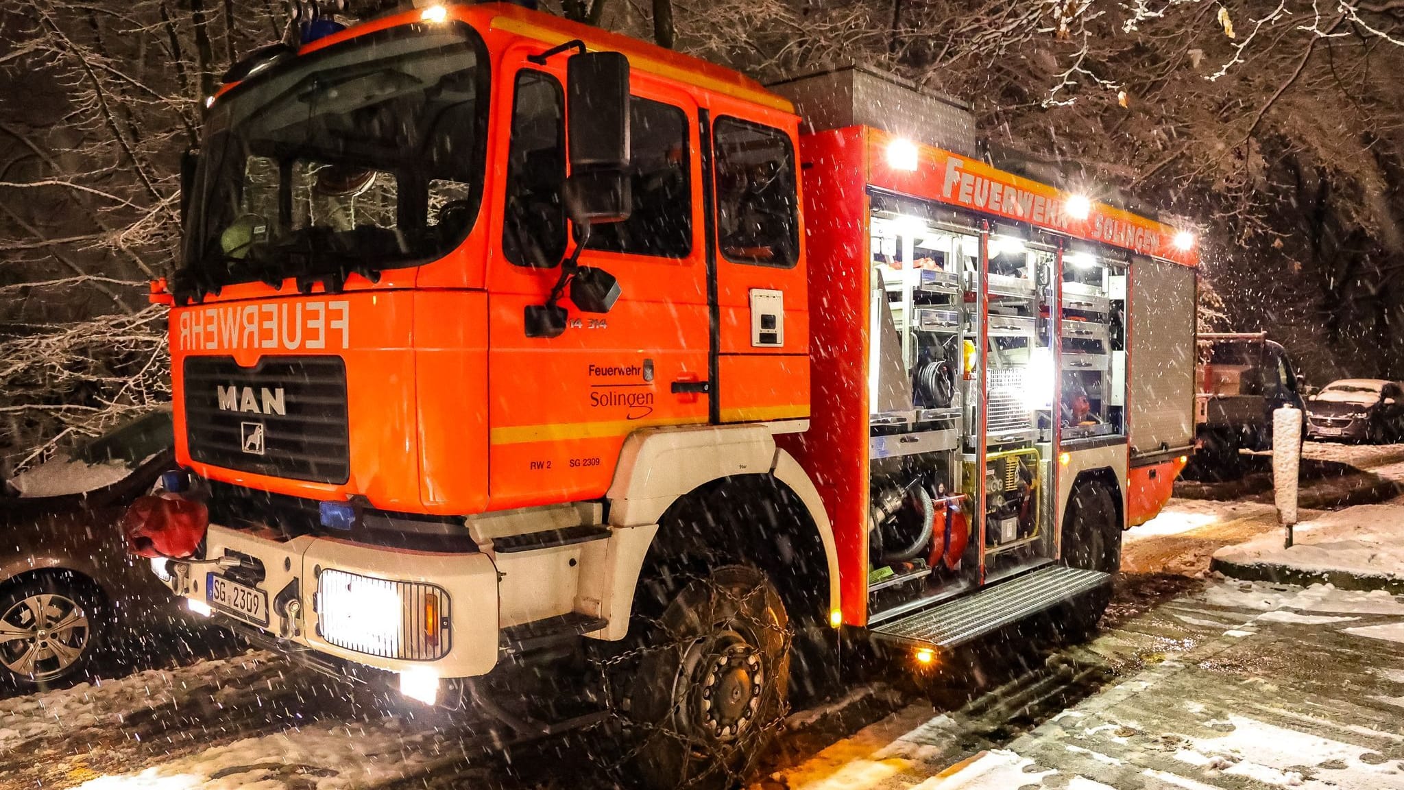 Feuerwehrauto im Schnee-Einsatz: Auch in NRW kam Schnee herunter, wie hier in Solingen. Aber im Süden wird es nun um einiges heftiger.