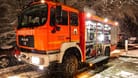 Feuerwehrauto im Schnee-Einsatz: Auch in NRW kam Schnee herunter, wie hier in Solingen. Aber im Süden wird es nun um einiges heftiger.