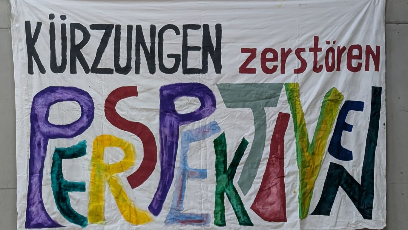 "Kürzungen zerstören Perspektiven" steht auf einem Banner: Gegen die geplanten Kürzungen haben sich Vertreter aus Pflege, Kultur und Sozialeinrichtungen zusammengeschlossen.