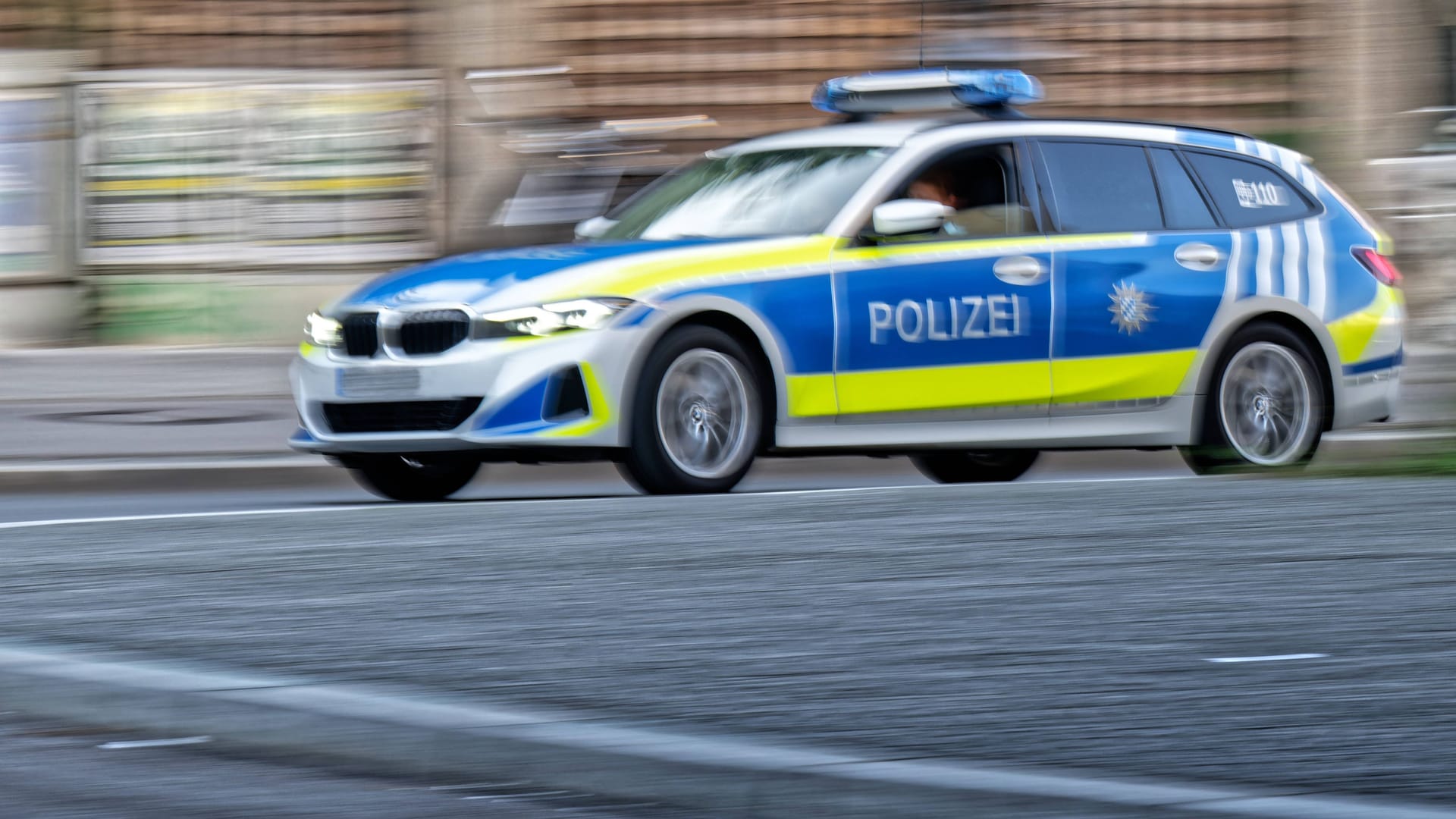 Ein Streifenwagen fährt durch München (Archivbild):