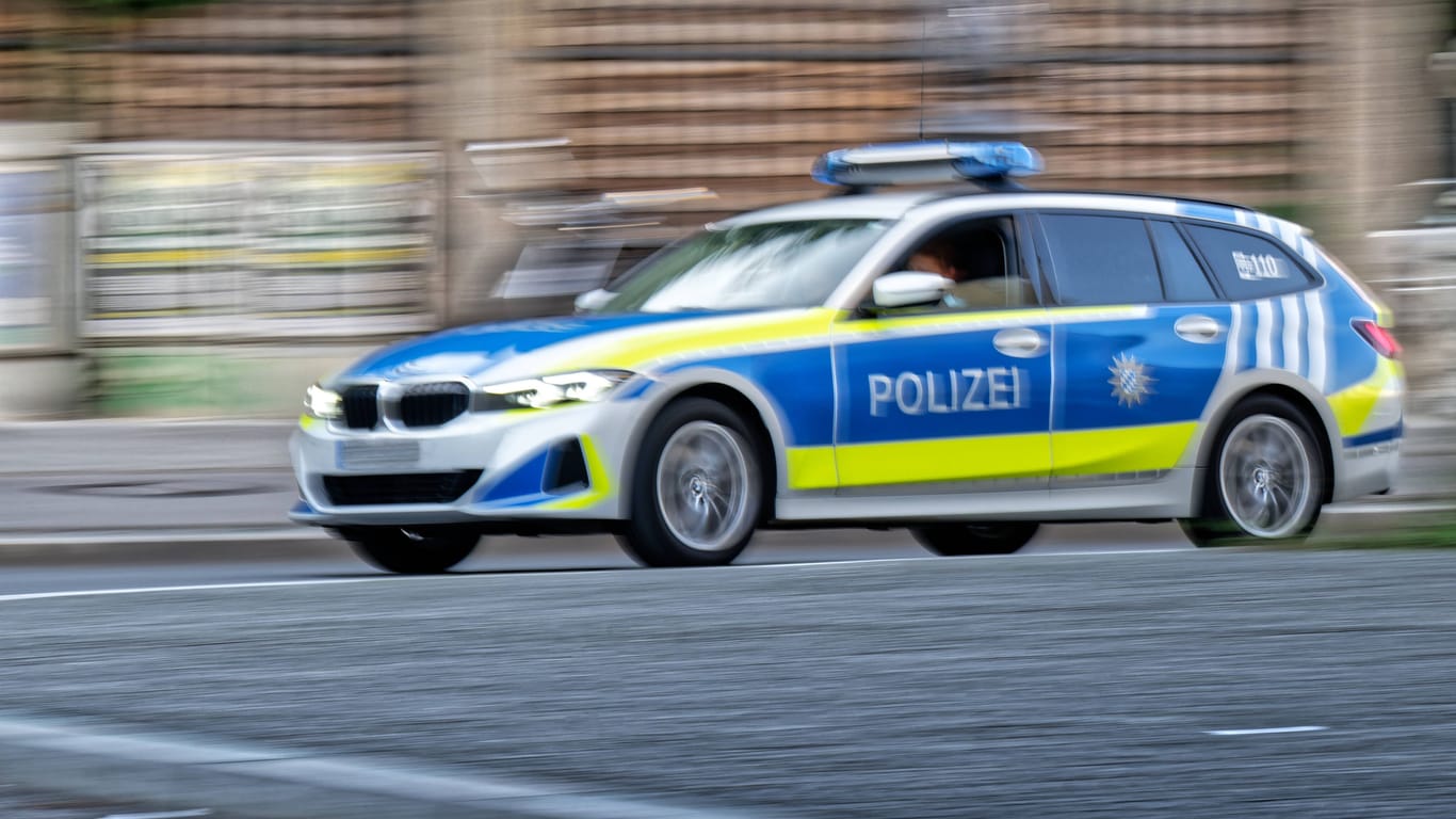 Ein Streifenwagen fährt durch München (Archivbild):