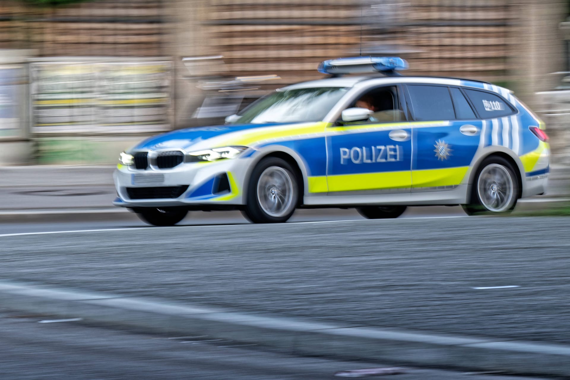 Ein Streifenwagen fährt durch München (Archivbild):