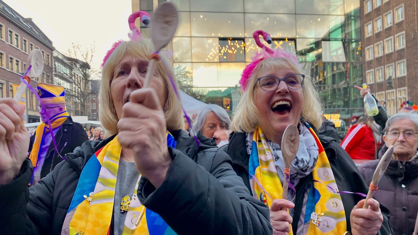 Mit Kochlöffeln feuern zwei Frauen den kochenden Prinzen "Serkan I." an.