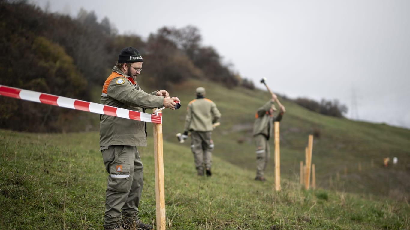 Zivilschützer sperren die Gefahrenzone rund um Brienz ab.