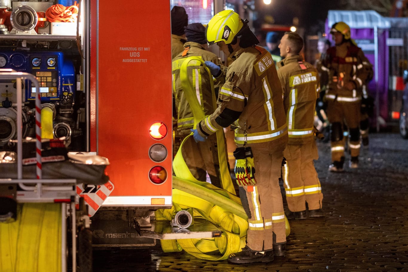 Feuerwehr bei Löscharbeiten (Symbolbild): Am Mittwochmorgen wurde in der Brandwohnung eine leblose Person gefunden.