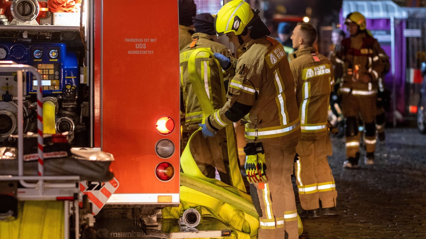 Feuerwehr bei Löscharbeiten (Symbolbild): Am Mittwochmorgen wurde in der Brandwohnung eine leblose Person gefunden.