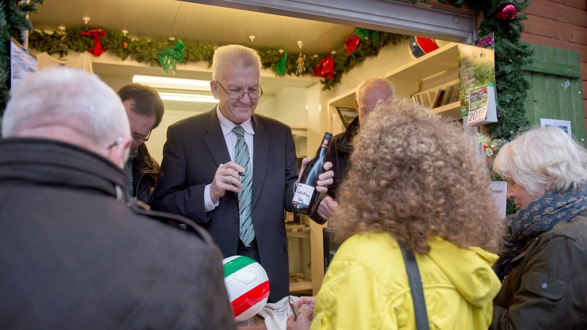 Kretschmann verkauft auf Weihnachtsmarkt