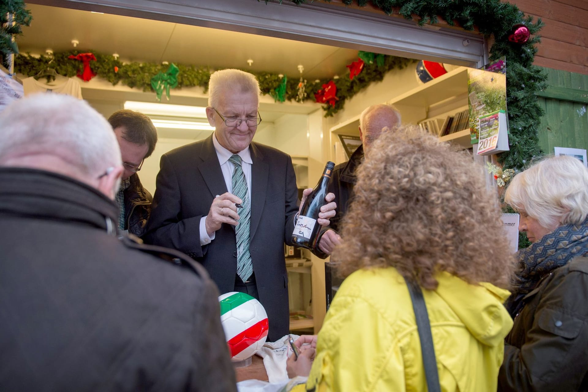 Kretschmann verkauft auf Weihnachtsmarkt