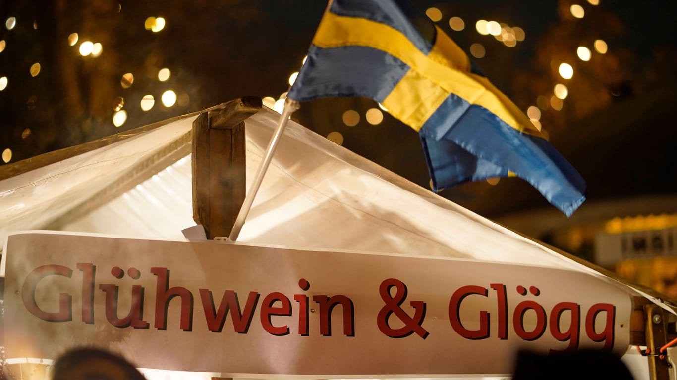 Ein Glühwein-Stand mit schwedischer Flagge (Symbolbild): Die skandinavischen Weihnachtsmärkte am Hamburger Hafen gelten als sehr beliebt.