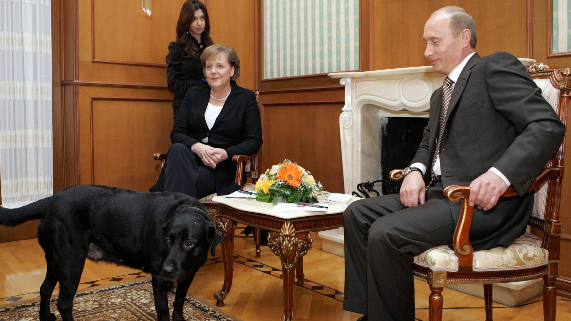 Angela Merkel, Wladimir Putin und ein Hund (Archivbild): Putin hat sich bei der Ex-Kanzlerin für den Vorfall aus dem Jahr 2007 entschuldigt.