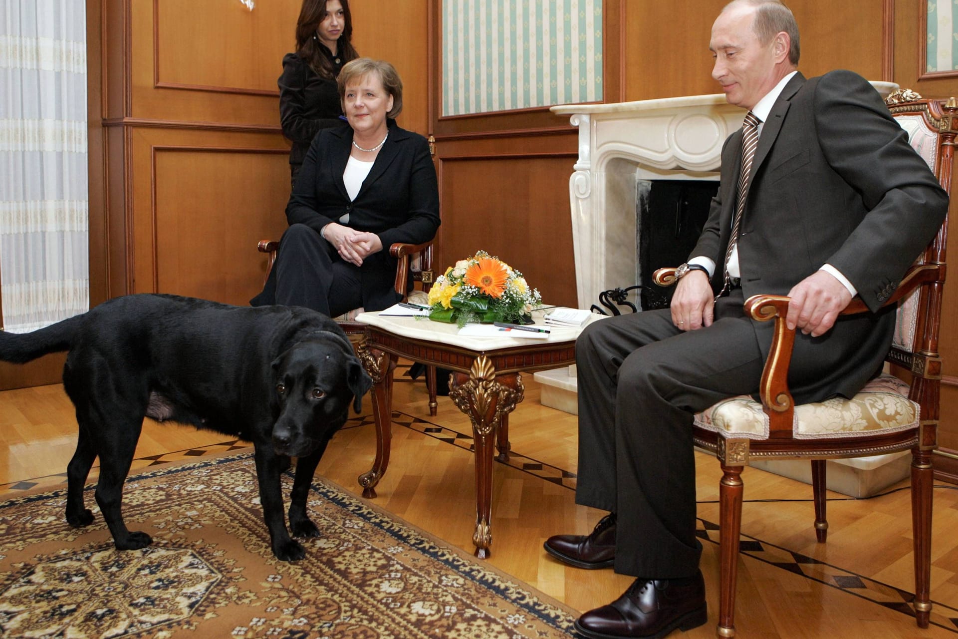 Angela Merkel, Wladimir Putin und ein Hund (Archivbild): Putin hat sich bei der Ex-Kanzlerin für den Vorfall aus dem Jahr 2007 entschuldigt.