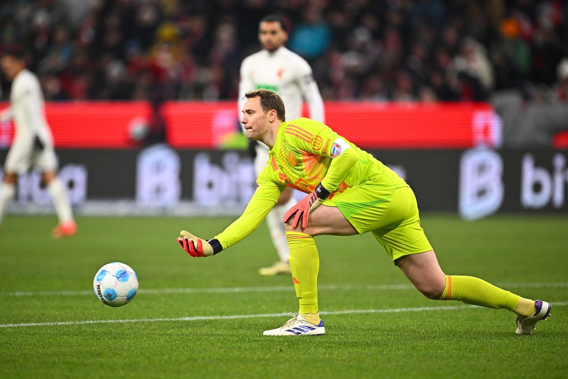 Manuel Neuer: Spielte immer wieder gut mit und war bei Augsburgs vereinzelten Chancen da – zum Beispiel beim Kopfball von Claude-Maurice (25.). Bekam aber mal wieder sehr wenig zu tun. Blieb zum 6. Mal in Folge ohne Gegentor. Note 3