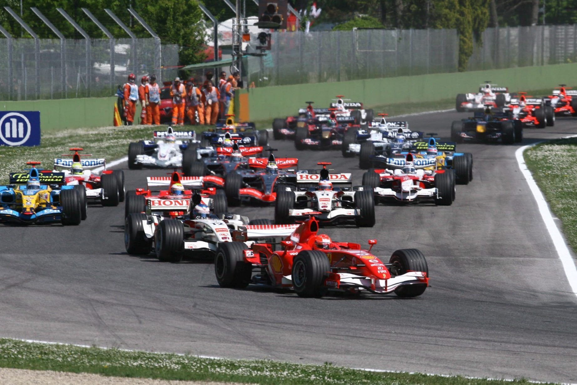 Michael Schumacher 2006 an der Spitze des Feldes in San Marino