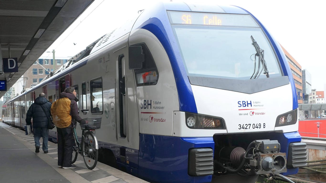 Zug der S-Bahn Hannover im Hauptbahnhof (Symbolbild): Viele S-Bahn-Linien fahren nur verspätet.