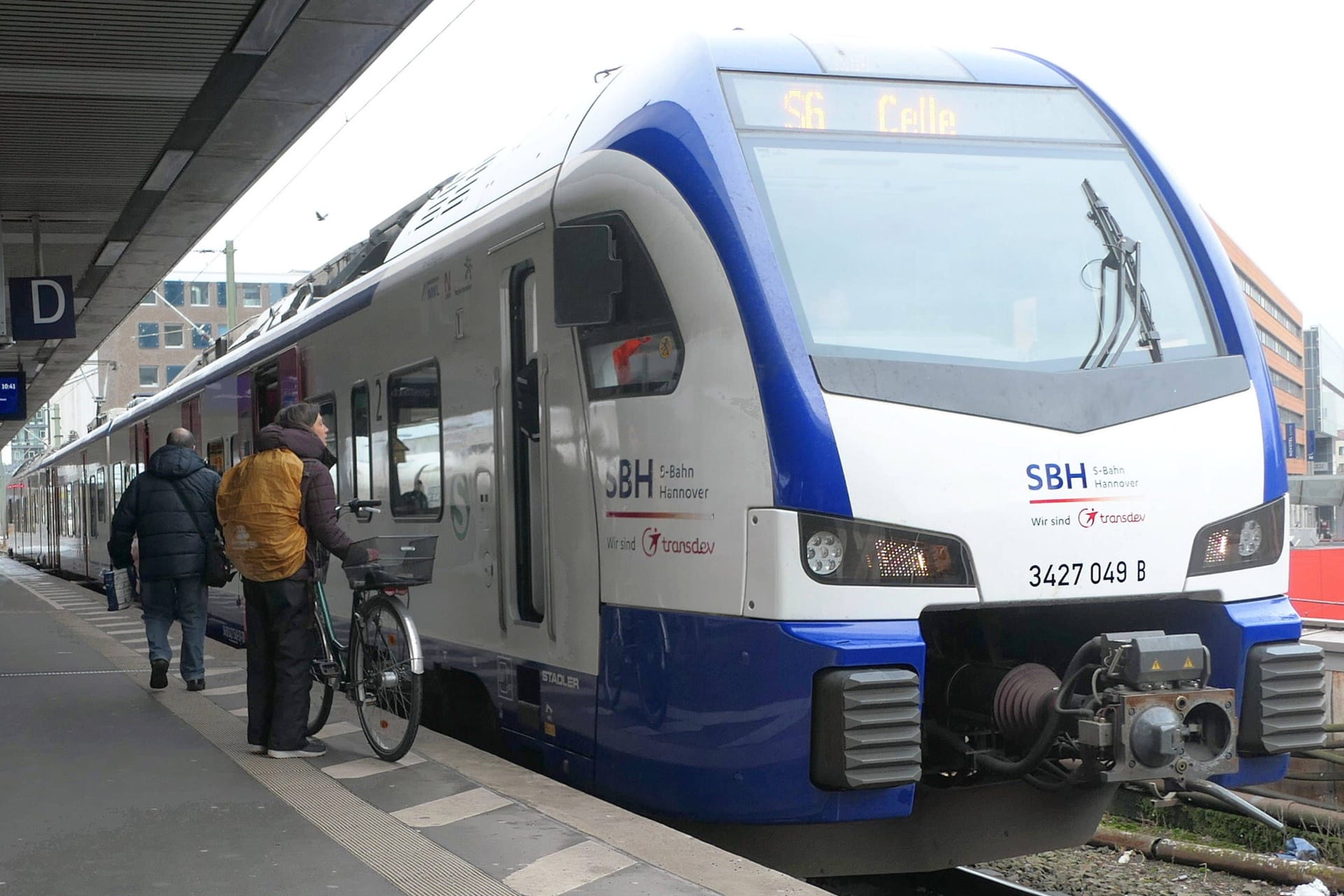 Zug der S-Bahn Hannover im Hauptbahnhof (Symbolbild): Viele S-Bahn-Linien fahren nur verspätet.