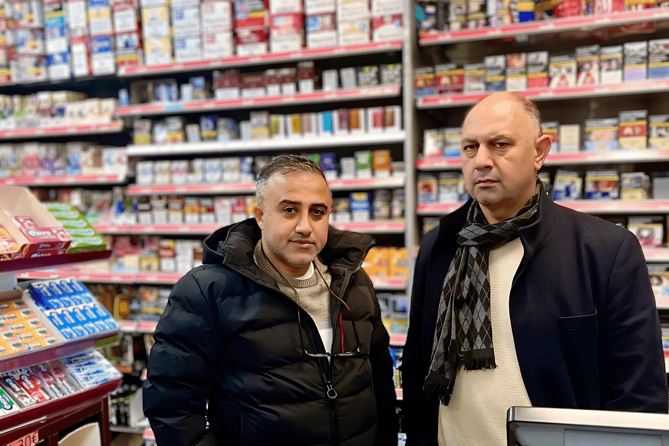 Erdal Kazak (r.) und sein Kiosk-Kollege Deniz Kilic: Sie sind sauer auf die Aachener Politik.