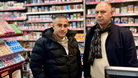 Erdal Kazak (r.) und sein Kiosk-Kollege Deniz Kilic: Sie sind sauer auf die Aachener Politik.