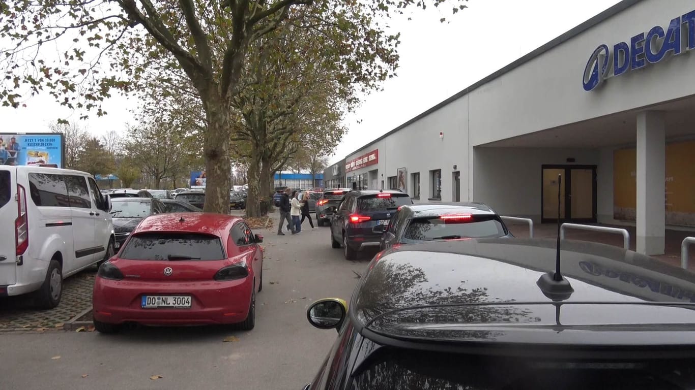 Auto hinter Auto: Auf einem Einkaufszentrum in Aplerbeck ging lange nichts mehr.