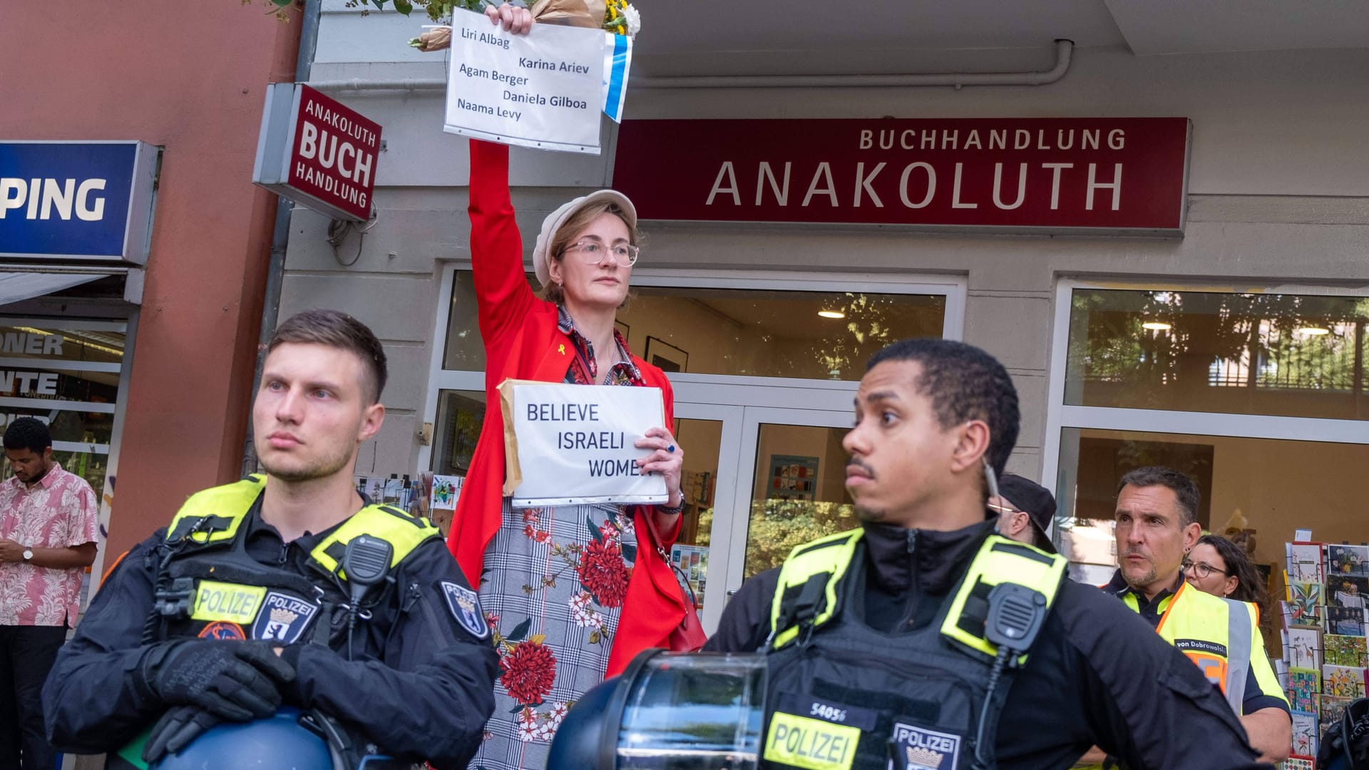 Karoline Preisler: Sie mischt sich mit ihren Botschaften unter propalästinensische Versammlungsteilnehmer.