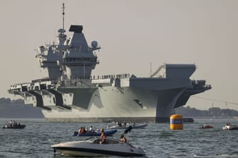 Flugzeugträger "Queen Elizabeth" (Archivbild): Das Schiff konnte aufgrund von Sturm nicht in Hamburg einlaufen.