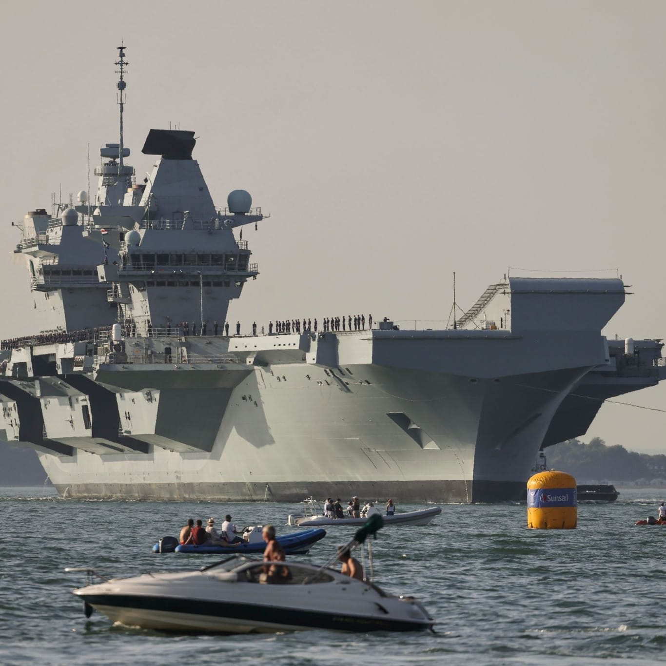 Flugzeugträger "Queen Elizabeth" (Archivbild): Das Schiff konnte aufgrund von Sturm nicht in Hamburg einlaufen.