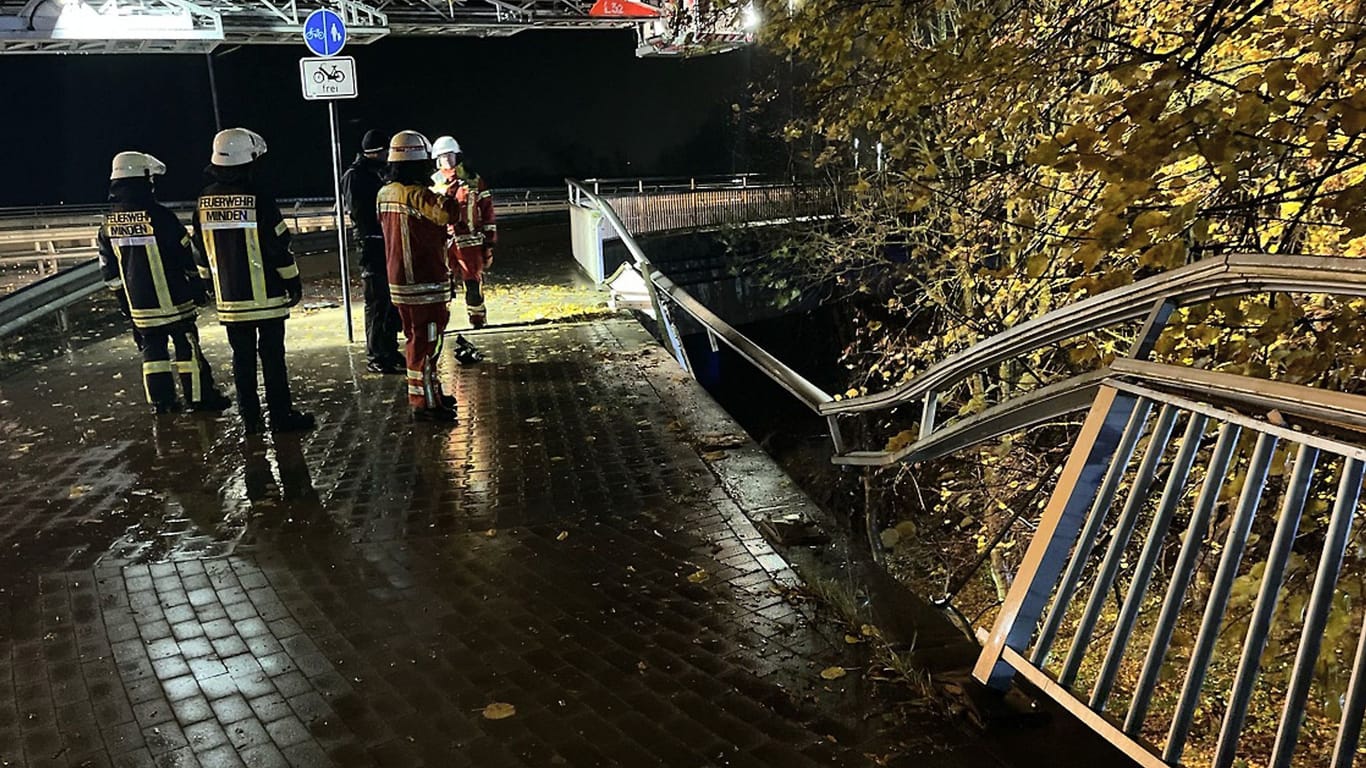 Auto durchbricht Brückengeländer