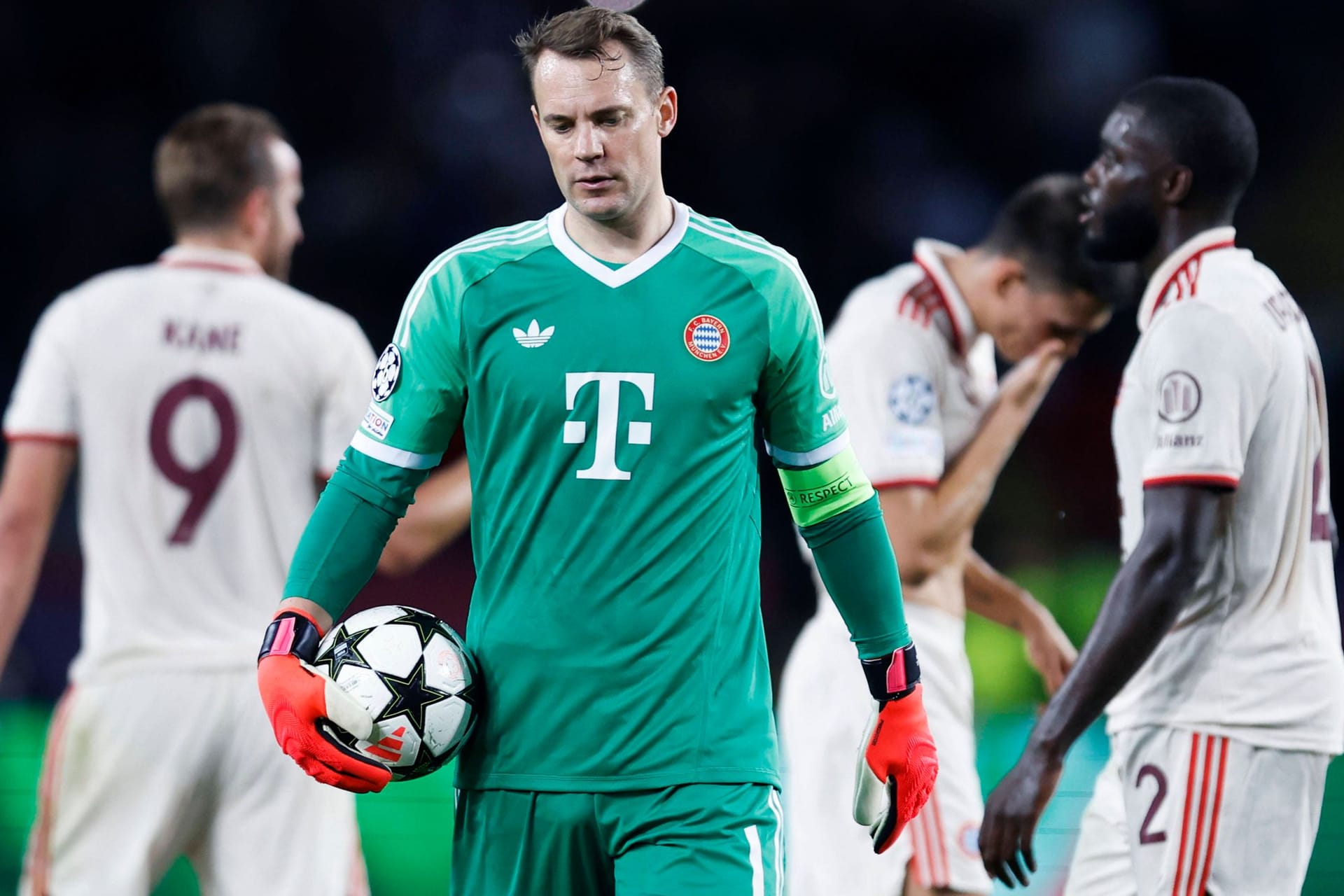 Manuel Neuer und seine Teamkollegen nach der Niederlage in Barcelona: Viele Punktverluste darf sich der FC Bayern nicht mehr erlauben.