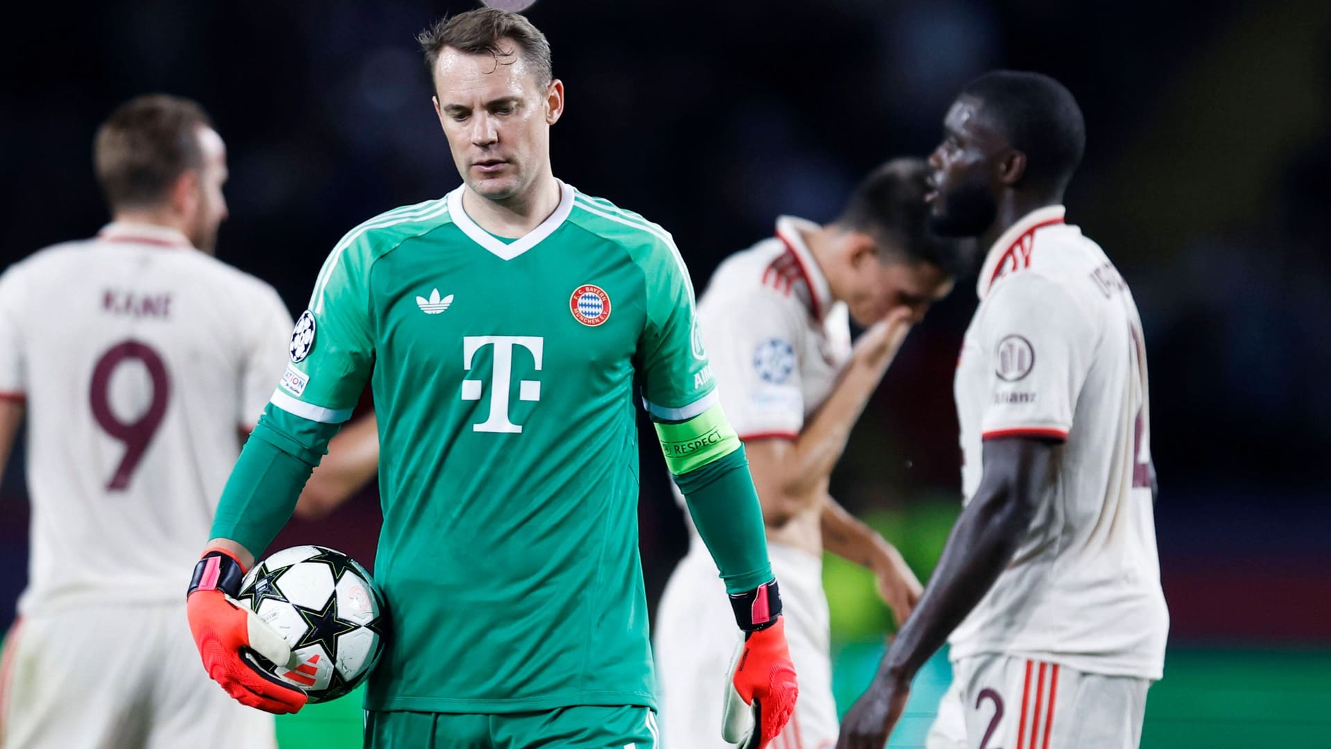 Manuel Neuer und seine Teamkollegen nach der Niederlage in Barcelona: Viele Punktverluste darf sich der FC Bayern nicht mehr erlauben.