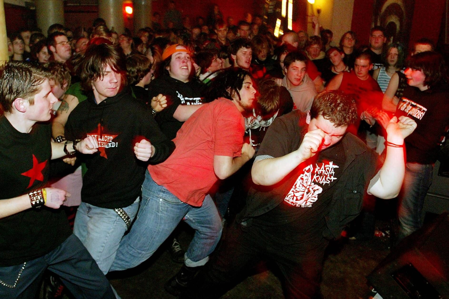 Menschen tanzen auf einem Konzert Pogo (Symbolfoto): Die Polizei bittet Zeugen um Hinweise.