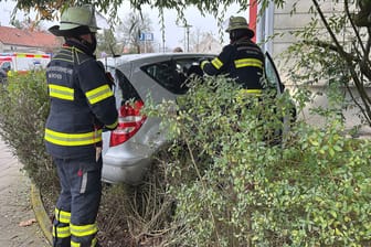 Die Münchner Feuerwehr fand den Wagen einer 82-Jährigen an einer Hausecke vor. Diese stoppte letztlich die Fahrt der Seniorin.